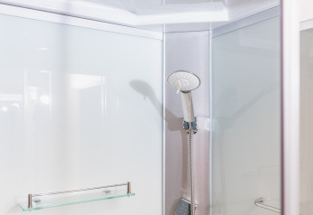 Doccia moderna nel bagno di una tenda safari presso Holiday Resort 't Schuttenbelt, Paesi Bassi.