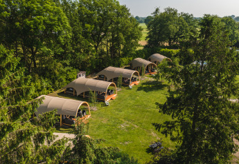 Luftaufnahme von Safari-Zelt Lodge XL mit eigenem Bad im Ferienpark 't Schuttenbelt in den Niederlanden.