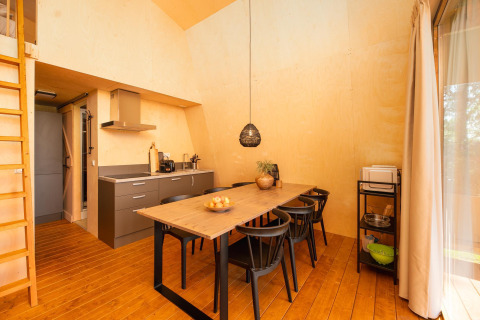 Interieur van de safari Tent lodge XL + sanitair bij Vakantiepark 't Schuttenbelt in Nederland.