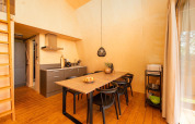 Innenaufnahme des Safari-Zeltes Tent lodge XL + Sanitär im Ferienpark 't Schuttenbelt in den Niederlanden.