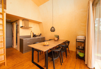Vue intérieure de la tente safari Tent lodge XL + sanitaire au Holiday Resort 't Schuttenbelt aux Pays-Bas.