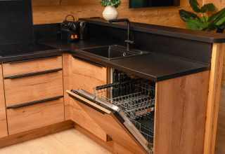 Cocina moderna en Terrace Lodge del Holiday Resort 't Schuttenbelt, Países Bajos, con lavavajillas y acabados en madera.