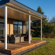 Moderne lodge met houten terras en zitgedeelte buiten bij Holiday Resort 't Schuttenbelt in Nederland.