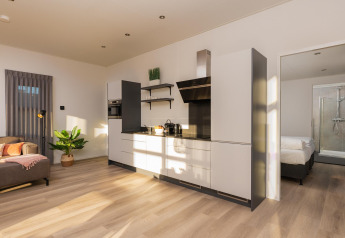 Moderne køkken og opholdsstue med store vinduer i Vogellodge med spabad på Holiday Resort 't Schuttenbelt.