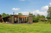 Moderna cabaña Woody Lodge Florian en Holiday Resort 't Schuttenbelt, Países Bajos, rodeada de naturaleza.