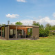 Moderne Woody Lodge Florian op Holiday Resort 't Schuttenbelt, Nederland, omgeven door groen.