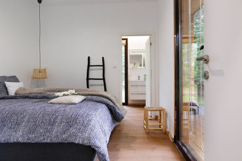 Soveværelse med moderne indretning i Woody Lodge Florian, Holiday Resort 't Schuttenbelt, Nederlandene.