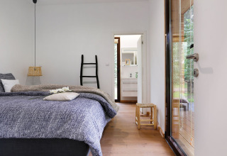 Soveværelse med moderne indretning i Woody Lodge Florian, Holiday Resort 't Schuttenbelt, Nederlandene.