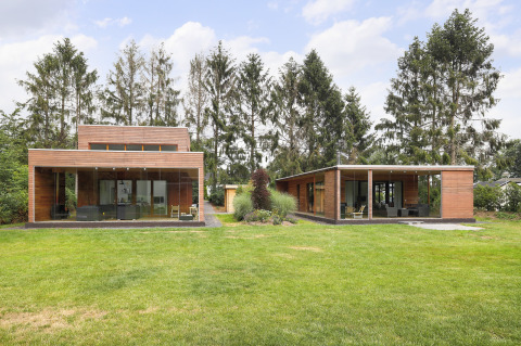 Twee moderne houten tiny houses met grote ramen bij Woody Lodge Valerie op vakantiepark 't Schuttenbelt.