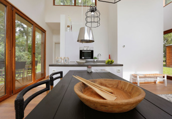 Lichte keuken en eetkamer in Woody Lodge Valerie van Holiday Resort 't Schuttenbelt, Nederland.
