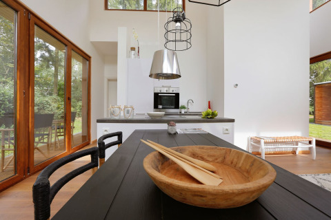 Moderne keuken en eetruimte in Woody Lodge Valerie op Holiday Resort 't Schuttenbelt, Nederland.