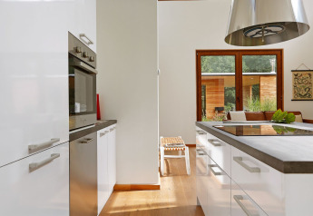 Moderne keuken in Woody Lodge Valerie bij Holiday Resort 't Schuttenbelt met houtaccenten en grote ramen.