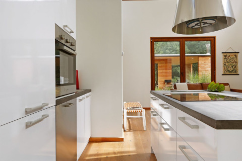 Modern kitchen in Woody Lodge Valerie at Holiday Resort 't Schuttenbelt with wood accents and large windows.