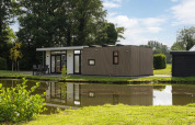 Casa moderna The Water Lily junto a un estanque en Holiday Park De Lochemse Berg, Países Bajos.