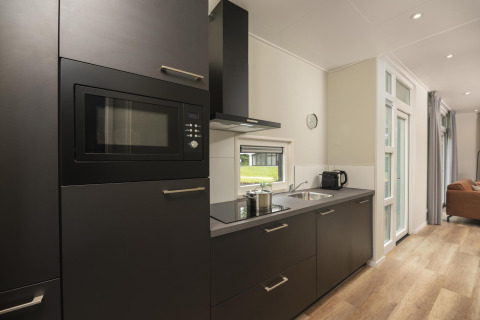 Moderne keuken in The Water Lily lodge bij Holiday Park De Lochemse Berg, Nederland.