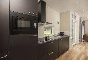 Moderne keuken in de Water Lily lodge in Holiday Park De Lochemse Berg, Nederland.