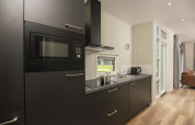 Moderne keuken in The Water Lily lodge bij Holiday Park De Lochemse Berg, Nederland.