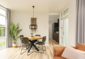 Modernes Esszimmer im The Water Lily Lodge im Holiday Park De Lochemse Berg in den Niederlanden.