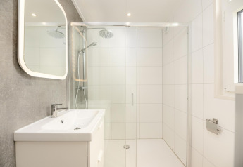Moderne, lichte badkamer in The Water Lily lodge, Holiday Park De Lochemse Berg, Nederland.