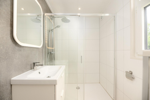 Modernes, helles Badezimmer in der Water Lily Lodge, Holiday Park De Lochemse Berg, Niederlande.