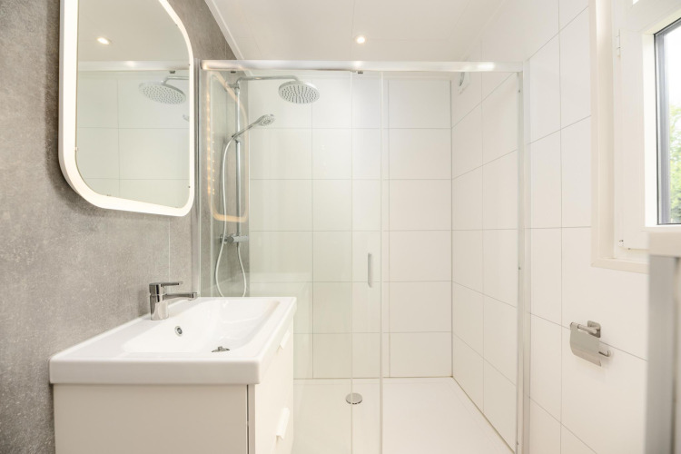 Baño moderno y luminoso en The Water Lily, Holiday Park De Lochemse Berg, Países Bajos.