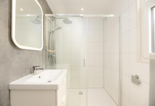 Modernes, helles Badezimmer in der Water Lily Lodge, Holiday Park De Lochemse Berg, Niederlande.