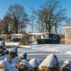 Cabañas nevadas en Lodge Mistique, Holiday Park De Lochemse Berg, Países Bajos, rodeadas de árboles invernales.