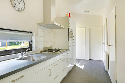 Moderne køkkeninteriør i Lodge Grand Modern med finsk sauna i Holiday Park De Lochemse Berg, Holland.