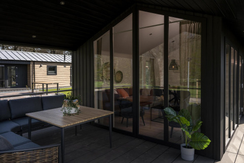 Blick von der Terrasse der Terrace Lodge im Ferienpark De Lochemse Berg, modernes und gemütliches Design.