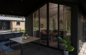 Udsigt fra terrassen på Terrace Lodge i Holiday Park De Lochemse Berg, moderne og hyggelig indretning.