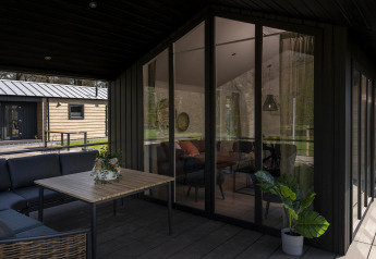 Blick von der Terrasse der Terrace Lodge im Ferienpark De Lochemse Berg, modernes und gemütliches Design.