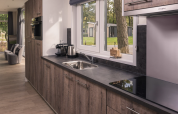 Moderne keuken van Kubus Lodge + sauna in Holiday Park De Lochemse Berg, met uitzicht op de groene natuur.