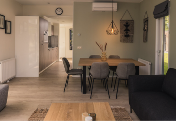 Modernes Wohnzimmer und Essbereich in der Kubus Lodge mit stilvoller Einrichtung im Holiday Park De Lochemse Berg.