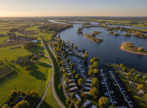 Vista aérea de MarinaPark Bad Nederrijn en los Países Bajos con el puerto deportivo, villas y río.