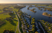 Vista aérea de MarinaPark Bad Nederrijn en los Países Bajos con el puerto deportivo, villas y río.