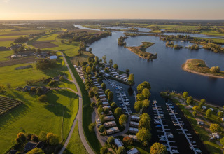 Vista aérea de MarinaPark Bad Nederrijn en los Países Bajos con el puerto deportivo, villas y río.