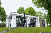 Moderne lodge Villa Maritiem bij MarinaPark Bad Nederrijn in Nederland, met grote ramen en terras.