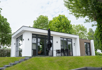 Moderne lodge Villa Maritiem bij MarinaPark Bad Nederrijn in Nederland, met grote ramen en terras.