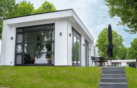 Moderne Villa Maritiem lodge bij MarinaPark Bad Nederrijn in Nederland met grote ramen en terras.