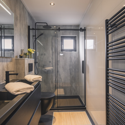 Bagno moderno a Villa Maritiem presso MarinaPark Bad Nederrijn, Paesi Bassi, con doccia in vetro.