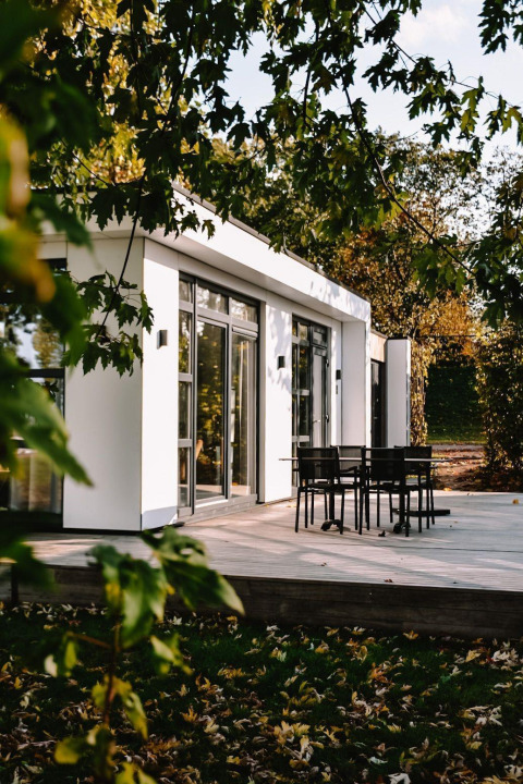 Moderne lodge Villa Maritiem bij MarinaPark Bad Nederrijn, Nederland, met terras en tuinset buiten.