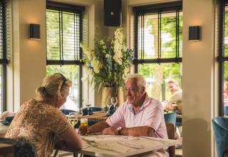 Una coppia anziana conversa a pranzo a Villa Maritiem, presso MarinaPark Bad Nederrijn, nei Paesi Bassi.