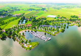 Vista aérea de Villa Maritiem en MarinaPark Bad Nederrijn, Países Bajos, con embarcaciones y campos verdes.