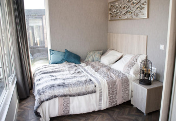 Dormitorio moderno en Waterlodge 4 en Zuiderzee, Países Bajos, con cama doble y mesita de noche cercana.