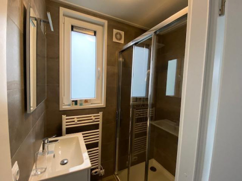 Modernes Badezimmer mit Dusche, Spiegel, Waschbecken und Fenster in Waterlodge 6 in Zuiderzee, Niederlande.