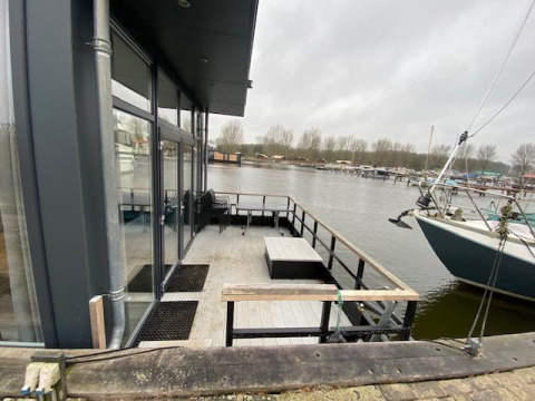 Terrasse der Waterlodge 6 am Zuiderzee in den Niederlanden mit Blick auf den Hafen und Segelboote.