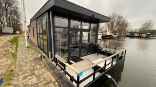 Moderne Wasserlodge am Zuiderzee in den Niederlanden mit Glasfront und Terrasse direkt am Wasser.