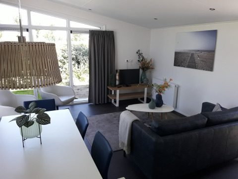 Stijlvol interieur van de Premium Lodge bij Kompas Camping - Westende in België met moderne meubels.