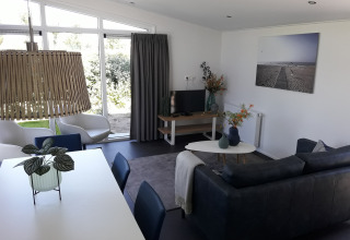 Interior elegante de la Premium Lodge en Kompas Camping - Westende, Bélgica, con muebles modernos.