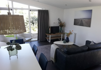 Modern eingerichtetes Wohnzimmer in der Premium Lodge bei Kompas Camping - Westende in Belgien.